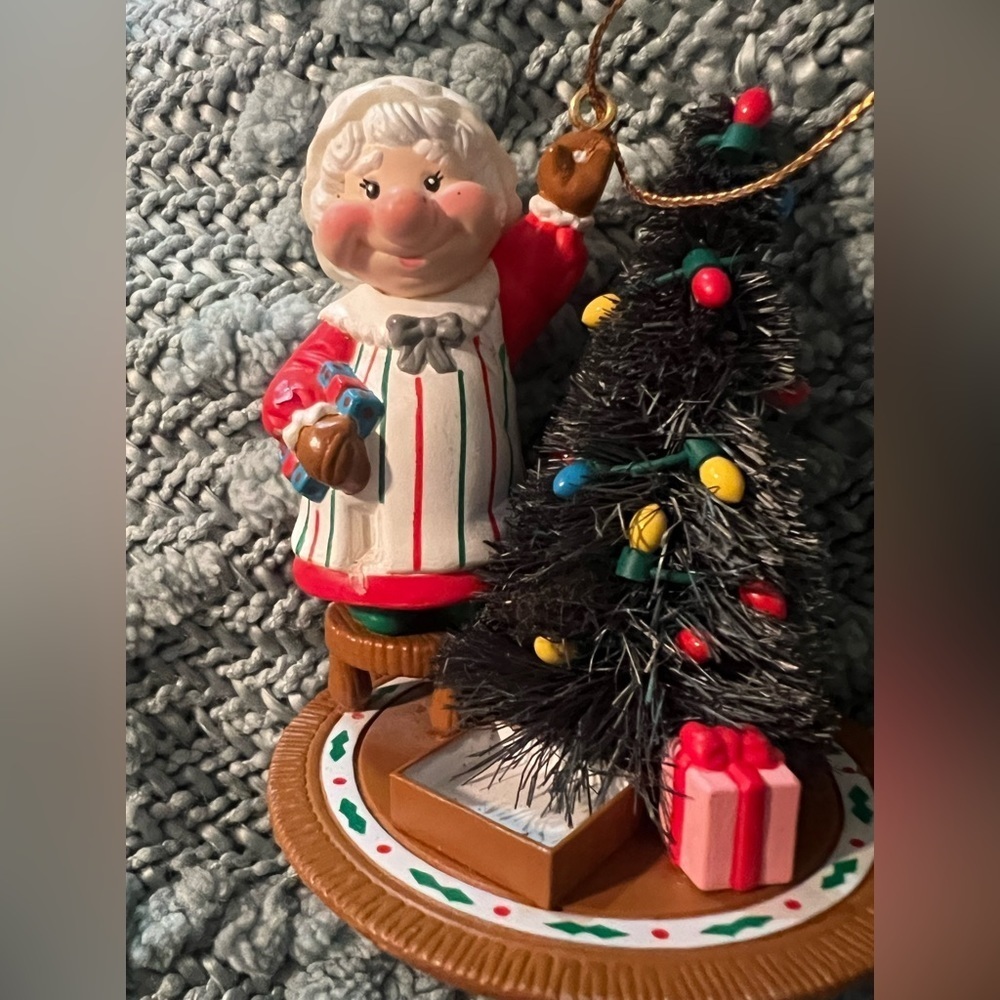 Vintage 1991 National Rennoc Granny Grandma Decorating The Tree Ornament